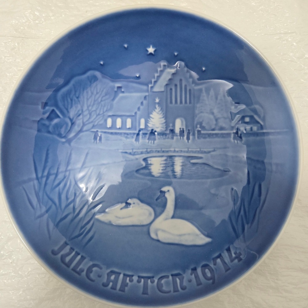 Bing & Grondahl 1974 Christmas in the Village B&G Porcelain Plate 9074 Denmark